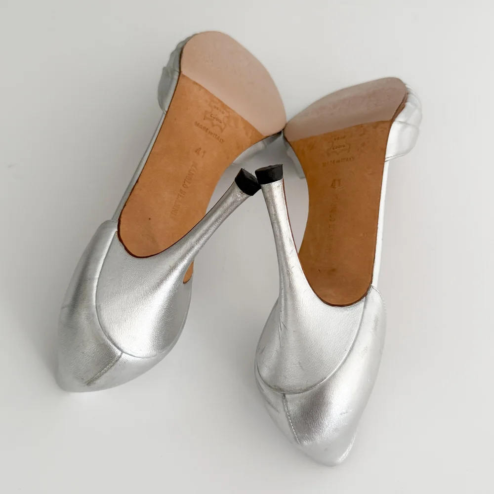 靴 MANOLO BLAHNIK OKKATO | Navy Crêpe De Chine Jewel Buckle Pumps | Manolo Blahnik